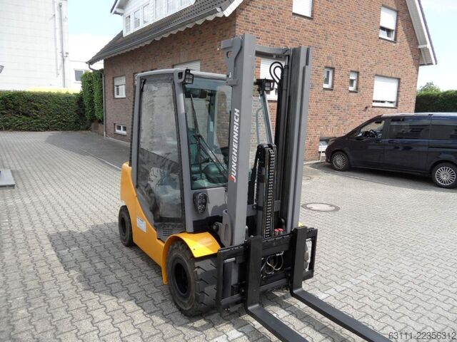 Chariot élévateur GPL Jungheinrich TFG 430s - Freihub - wenig Stunden