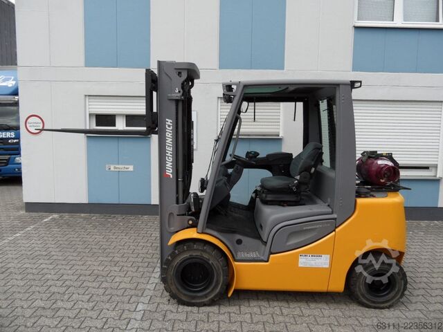 Chariot élévateur GPL Jungheinrich TFG 430s - Freihub - wenig Stunden