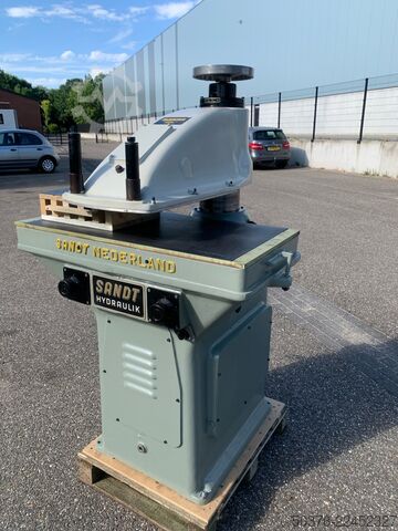 Hydraulic Swing-Arm Cutting Press – 18 tonnes j. Sandt AG, Pirmasens 410