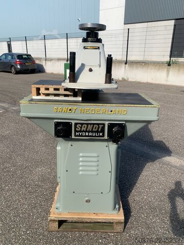 Hydraulic Swing-Arm Cutting Press – 18 tonnes j. Sandt AG, Pirmasens 410