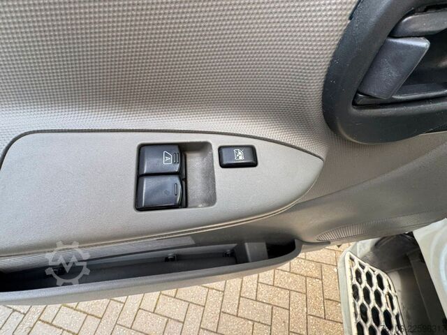 Furgoneta caja NISSAN NT500 56.15 Koffer mit LBW*Ahk*nur 34.800 km *