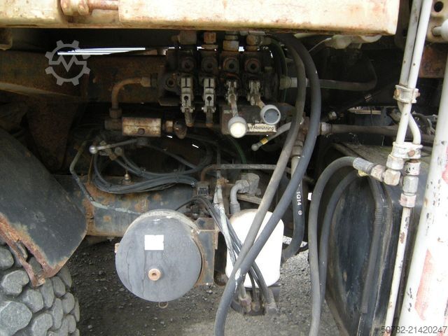 Trostrani kiperski kombi MERCEDES-BENZ Unimog U1250 mit Kran MKG 105