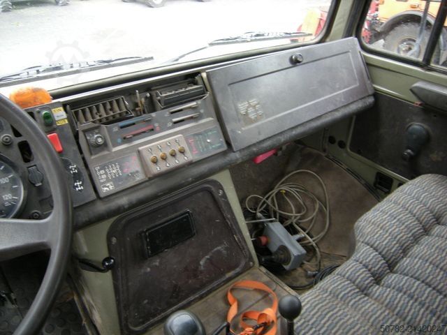 Trostrani kiperski kombi MERCEDES-BENZ Unimog U1250 mit Kran MKG 105
