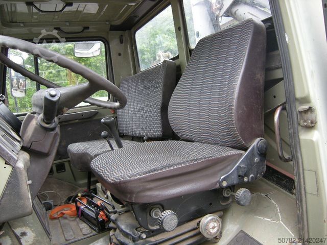 Trostrani kiperski kombi MERCEDES-BENZ Unimog U1250 mit Kran MKG 105