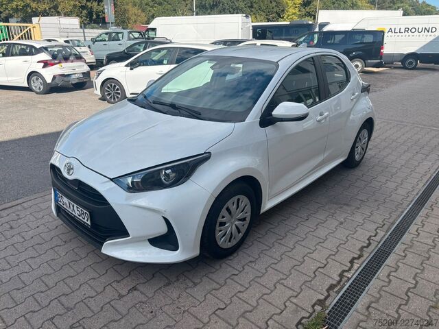 Kombijevsko vozilo TOYOTA Yaris Basis /  12x Fahrzeuge verfügbar
