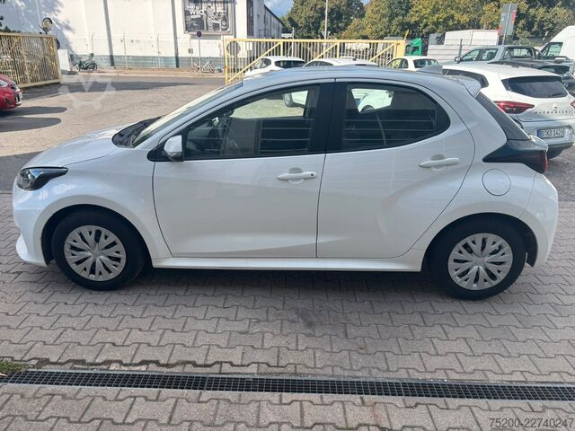 Kombijevsko vozilo TOYOTA Yaris Basis /  12x Fahrzeuge verfügbar