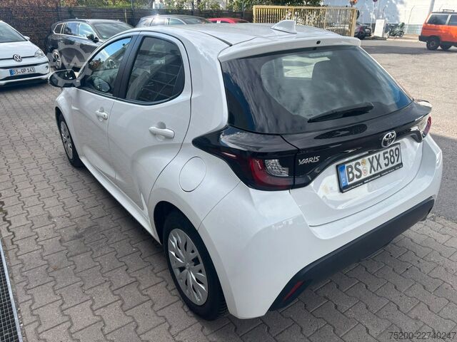 Kombijevsko vozilo TOYOTA Yaris Basis /  12x Fahrzeuge verfügbar