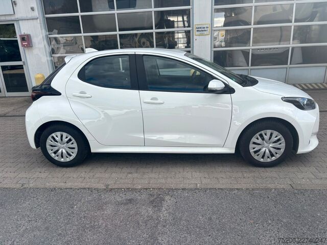Kombijevsko vozilo TOYOTA Yaris Basis /  12x Fahrzeuge verfügbar
