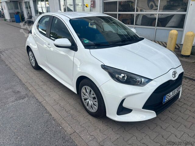 Kombijevsko vozilo TOYOTA Yaris Basis /  12x Fahrzeuge verfügbar