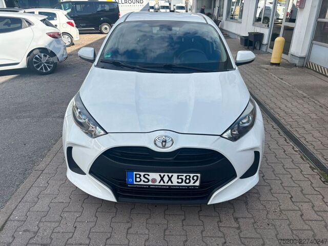 Kombijevsko vozilo TOYOTA Yaris Basis /  12x Fahrzeuge verfügbar