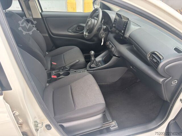 Kombijevsko vozilo TOYOTA Yaris Basis /  12x Fahrzeuge verfügbar