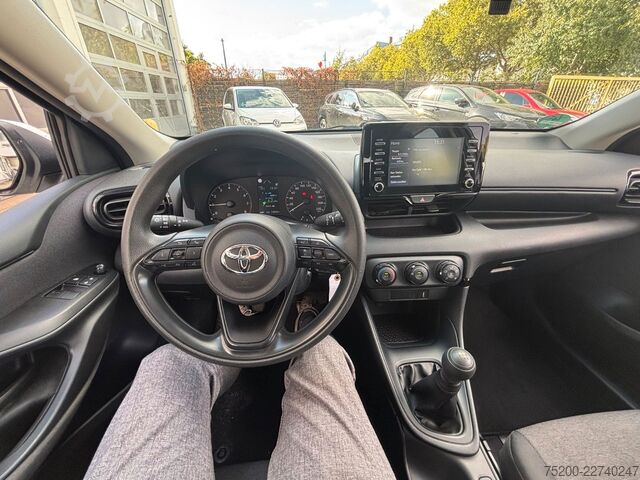Kombijevsko vozilo TOYOTA Yaris Basis /  12x Fahrzeuge verfügbar