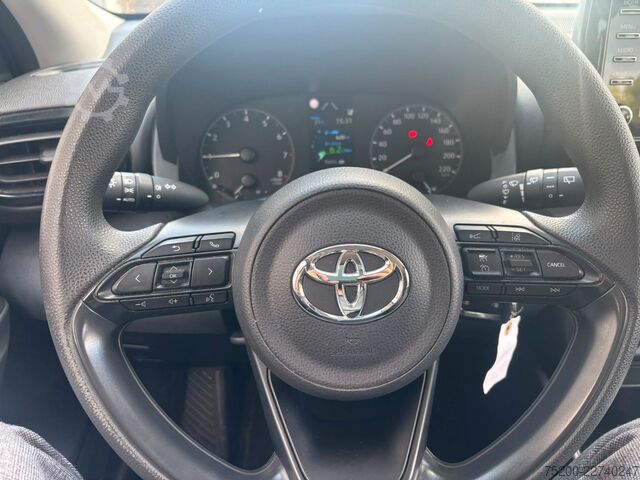 Kombijevsko vozilo TOYOTA Yaris Basis /  12x Fahrzeuge verfügbar