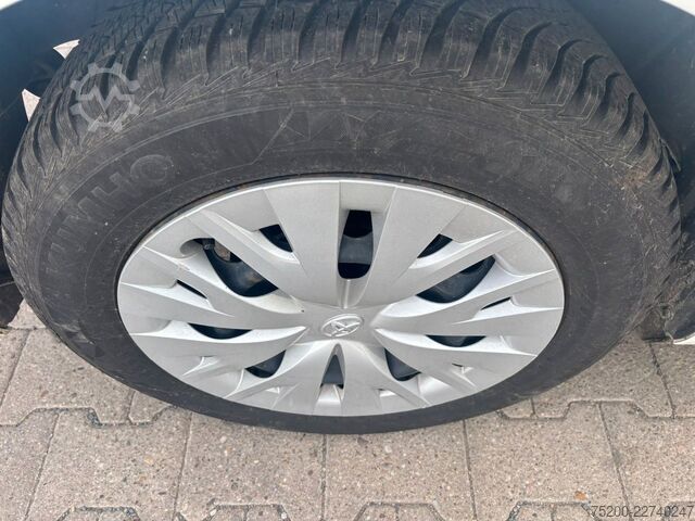 Kombijevsko vozilo TOYOTA Yaris Basis /  12x Fahrzeuge verfügbar