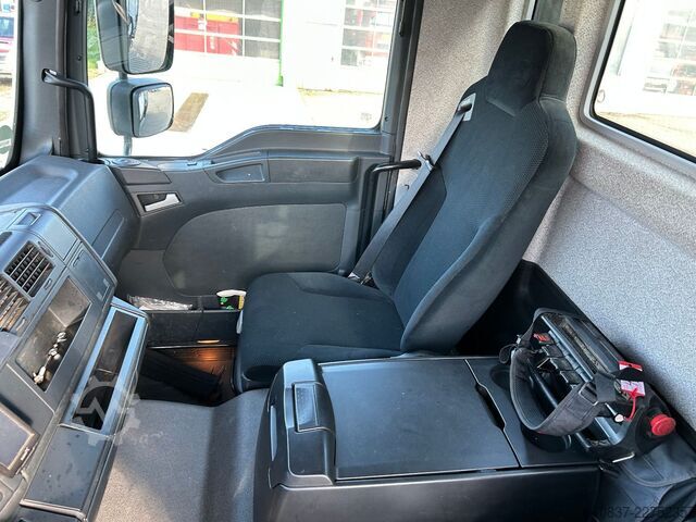 Camion basculante trilateral MAN TGM 18.250 BB / 4x4 / Hiab 099 Funk Greifer