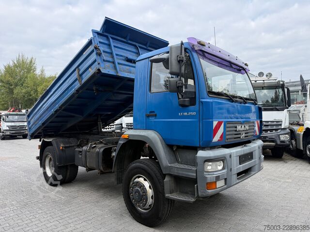 Camión volquete trilateral MAN LE 18.250 4X4 BB Meiller