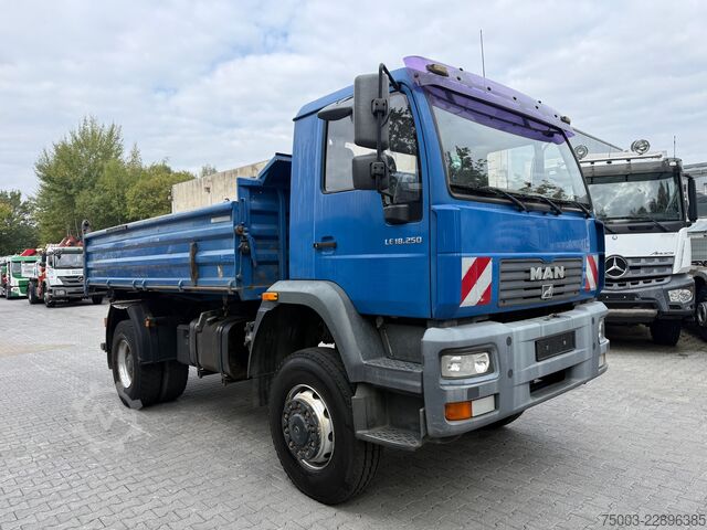 Camión volquete trilateral MAN LE 18.250 4X4 BB Meiller