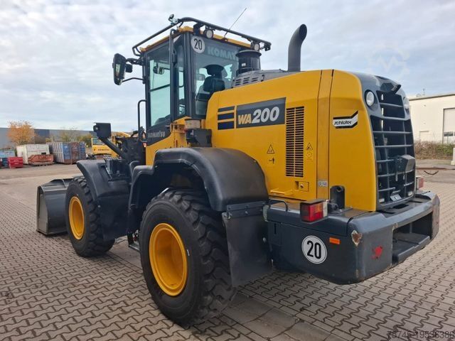 Hjólhleðsluvél KOMATSU WA200 * WENIG BELASTET * TOP * NEUE REIFEN