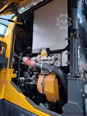 Hjólhleðsluvél KOMATSU WA200 * WENIG BELASTET * TOP * NEUE REIFEN