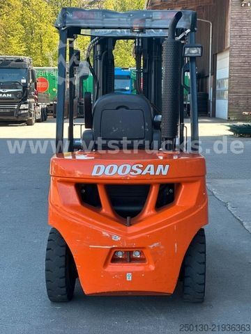 Xe nâng càng trước DOOSAN D30 GP / 34kW / Seitenhub /4,71m Hub./ken