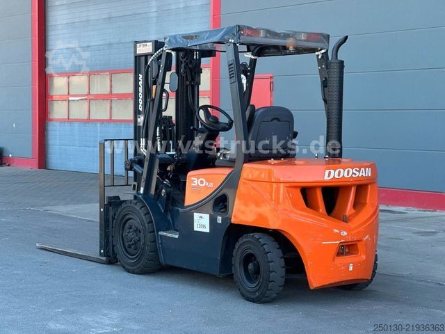 Xe nâng càng trước DOOSAN D30 GP / 34kW / Seitenhub /4,71m Hub./ken