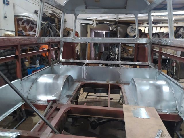 Minibus MERCEDES-BENZ Vorgänger Sprinter O 319 Samba mit Faltdach AC