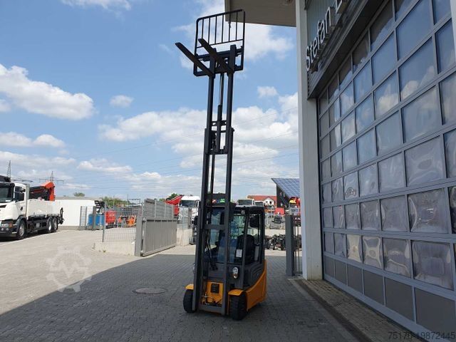 Etukuormaaja trukki JUNGHEINRICH EFG 215 / Triplex 4.25m / SS / nur 1.680h / 2021