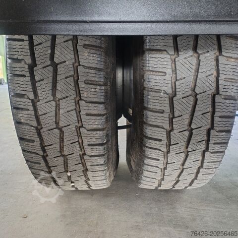 Fourgon avec plate-forme hydraulique Iveco Daily 72 C 18 P Hi Matic