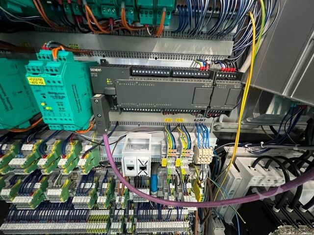 二手 KRONES 气泡水灌装三联体，产能 25,000 瓶/小时 - 2002 年制造。 Krones 