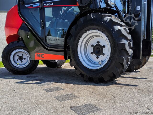 Empilhadeira todo-o-terreno Manitou MC 30-4