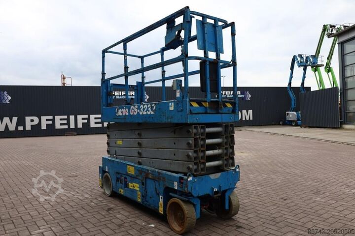 Ascensore a forbice Genie GS3232 Hydraulic Outriggers, Electric, 11.75m Work