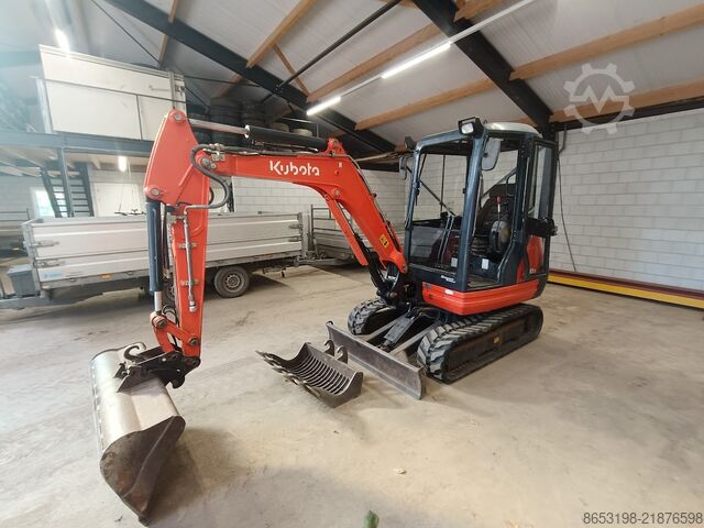 حفارة صغيرة Kubota KX61-3