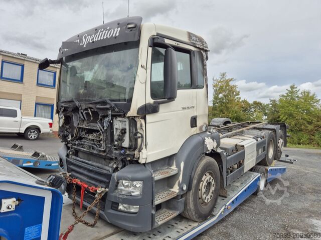 د ټرک چیسس MAN TGS 26.470 6x2  BRANDSCHADEN