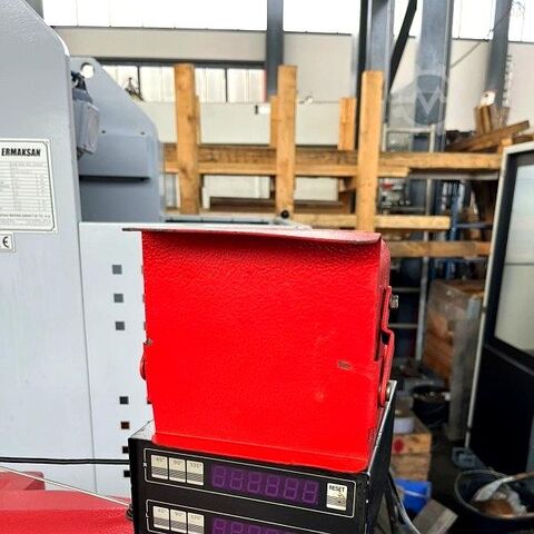 Machine à gruger Amada CSHW-220