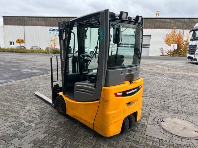 Empilhadeira frontal JUNGHEINRICH EFG 215 / Triplex 4.25m / 1.851h / Batterie 2023