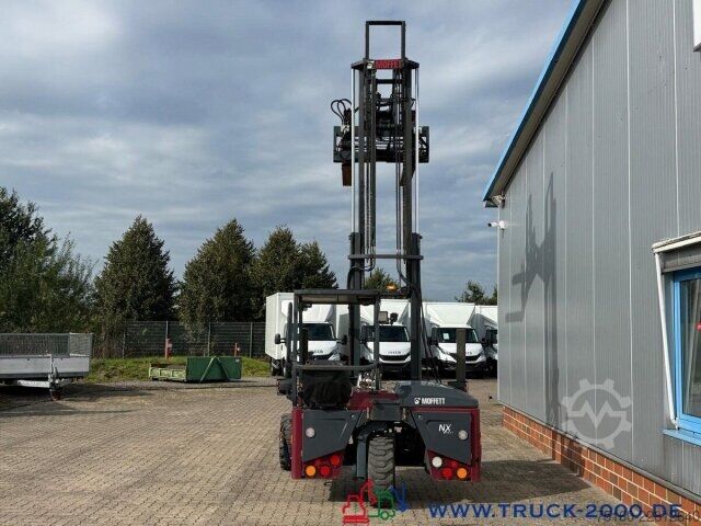 Viljuškar Moffett Mitnahmestapler 4 Wege Allrad NX Typ M 4 25.4