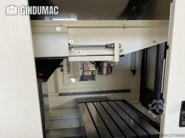 Centro de usinagem vertical YCM NMV106A