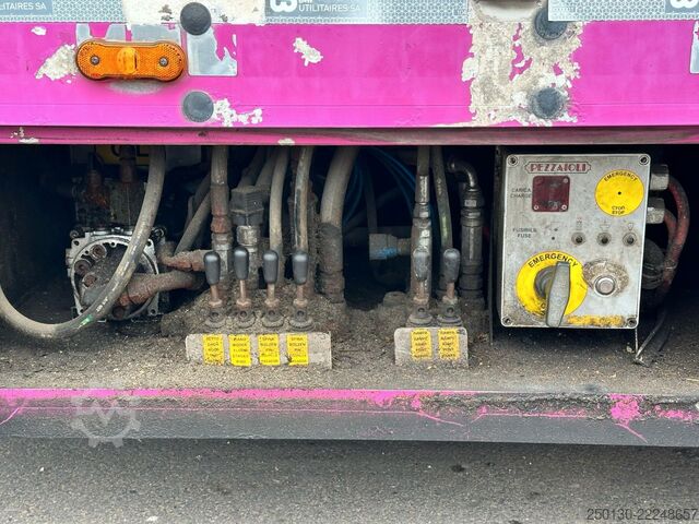 Hästtransportsläp PEZZIOLI 3. Stock  Aggregat/ Tränke/Hubdach/Rampe/Lift