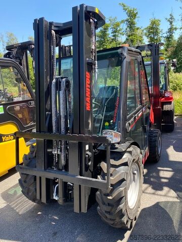 Empilhadeira todo-o-terreno Manitou MC30-4