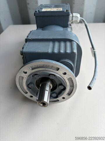 SEW-EURODRIVE RF17 DT63L4/B03 محرك تروس 0,25 كيلوواط 94 دورة/دقيقة 25 نيوتن متر نسبة التحويل 13,84 م SEW-EURODRIVE RF17 DT63L4/B03 Getriebemotor 0,25 kW 94 U/min 25 Nm i=13,84 Bremse SEW-EURODRIVE RF17 DT63L4/B03 Getriebemotor 0,25 kW 94 U/min 25 Nm i=13,84 Bremse