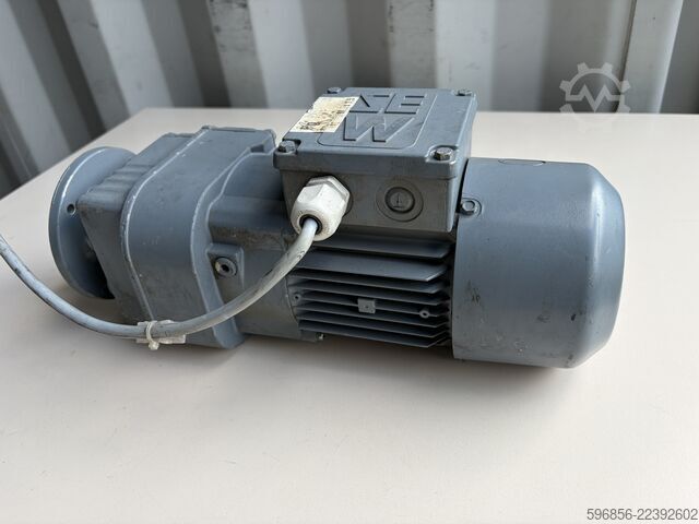 SEW-EURODRIVE RF17 DT63L4/B03 محرك تروس 0,25 كيلوواط 94 دورة/دقيقة 25 نيوتن متر نسبة التحويل 13,84 م SEW-EURODRIVE RF17 DT63L4/B03 Getriebemotor 0,25 kW 94 U/min 25 Nm i=13,84 Bremse SEW-EURODRIVE RF17 DT63L4/B03 Getriebemotor 0,25 kW 94 U/min 25 Nm i=13,84 Bremse
