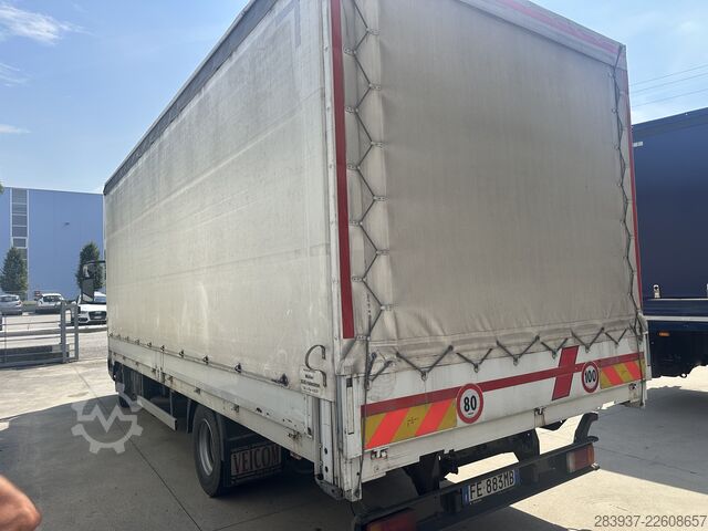 Transporter mit Koffer IVECO 75E18