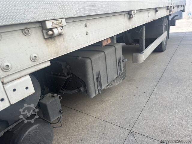 Transporter mit Koffer IVECO 75E18