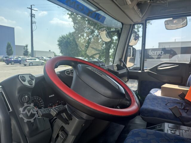 Transporter mit Koffer IVECO 75E18