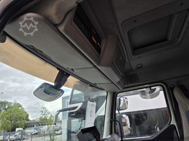 škatlasti tovornjak Volvo FL 250 Koffer mit Portaltüren