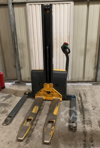 Xe nâng điện loại Stacker Jungheinrich EMC B10