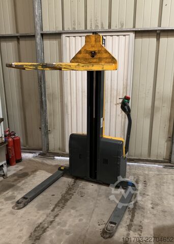 Xe nâng điện loại Stacker Jungheinrich EMC B10