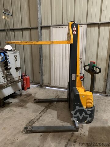 Xe nâng điện loại Stacker Jungheinrich EMC B10