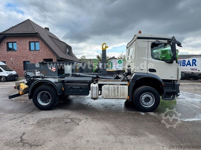 Kamion me krah të lëvizshëm për kontejnerë MERCEDES-BENZ Arocs 1827 4x2 HYVA-Abrollkipper