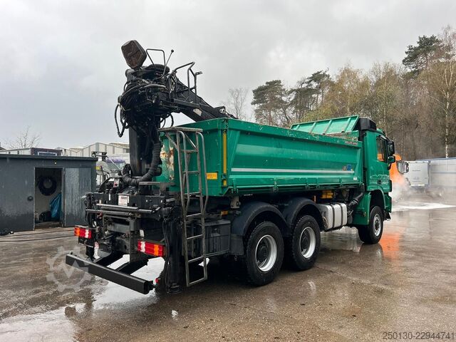 Camión volquete MERCEDES-BENZ Actros 3348 6x6 Kipper mit HIAB 1300RS 83
